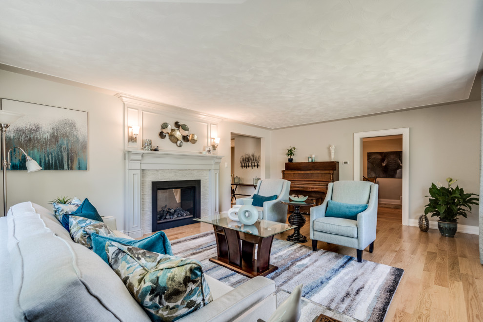 Inspiration for a mid-sized transitional home design remodel in Toronto