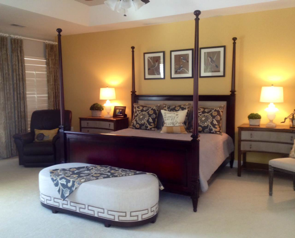 Mittelgroßes Modernes Hauptschlafzimmer ohne Kamin mit gelber Wandfarbe und Teppichboden in Tampa