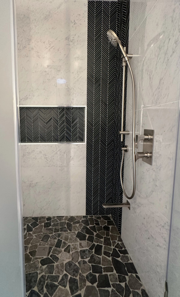 Diseño de cuarto de baño único y a medida contemporáneo de tamaño medio con armarios con paneles lisos, puertas de armario blancas, suelo de madera oscura, aseo y ducha y suelo marrón