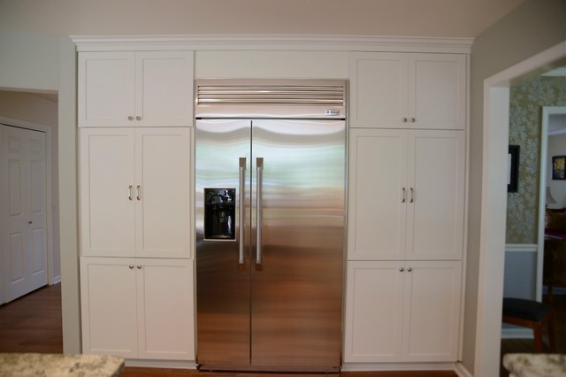 Transitional Kitchen With Hidden Storage nyklassisk-koekken