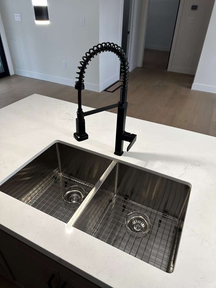 Trillium Crescent - Modern Kitchen - London, ON