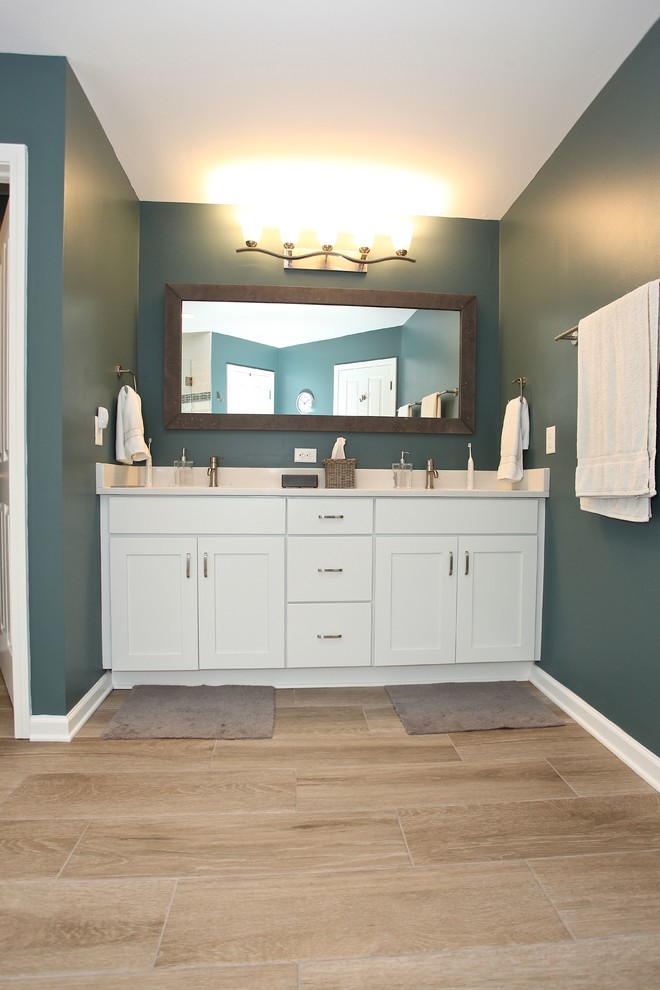 Transitional home design photo in Indianapolis