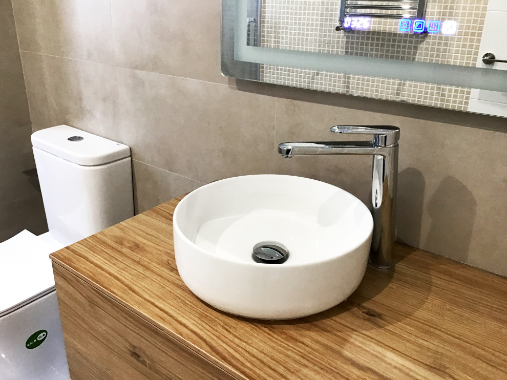 Medium sized contemporary ensuite wet room bathroom in Madrid with flat-panel cabinets, white cabinets, an urinal, brown tiles, brown walls, porcelain flooring, a vessel sink, wooden worktops, brown floors, a hinged door, beige worktops, a single sink and a freestanding vanity unit.