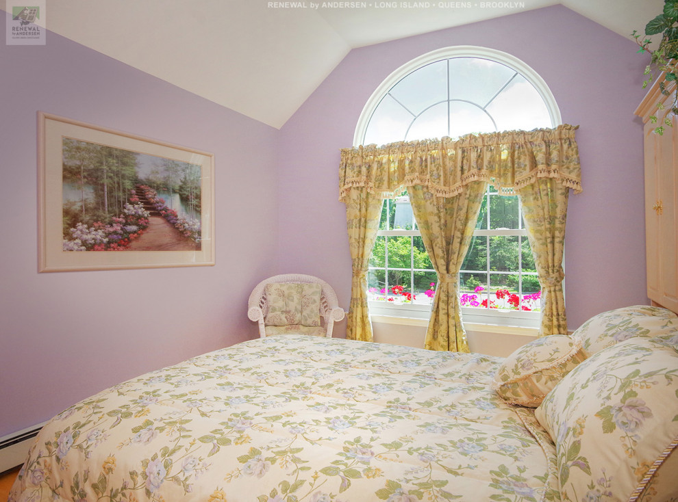 Immagine di una camera matrimoniale di medie dimensioni con pareti viola, parquet chiaro, nessun camino e soffitto a volta