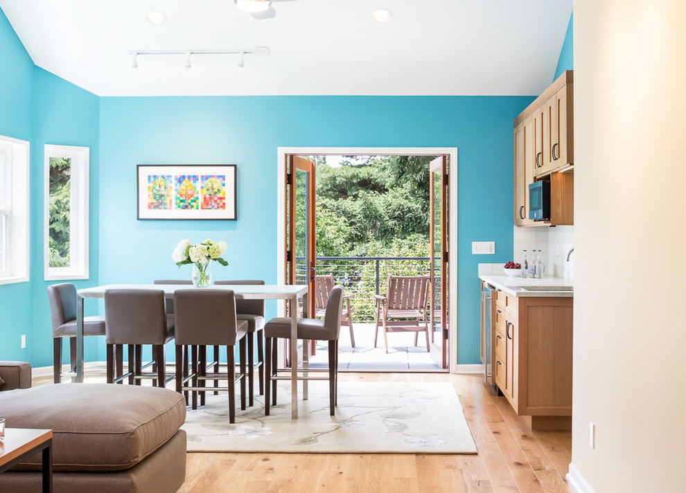 Large transitional home design photo in Seattle