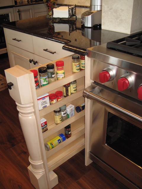 Pull out spice racks on either side of the range - Traditional ...