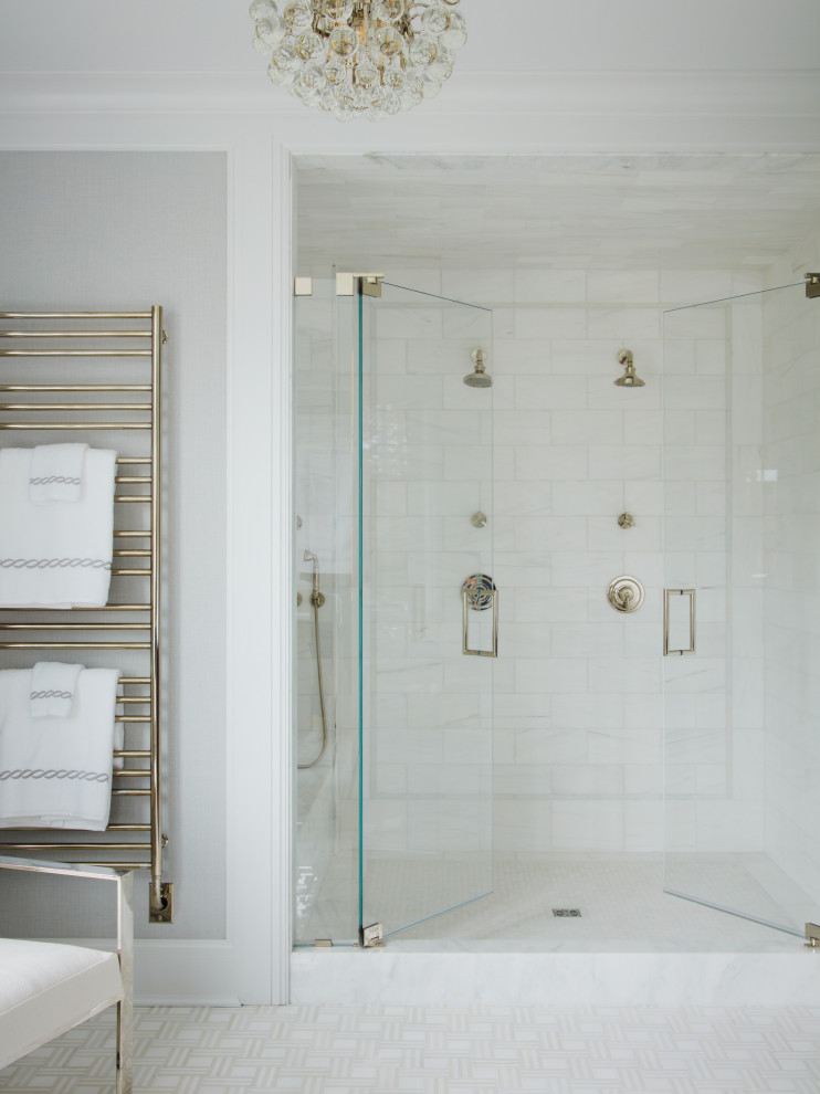 На фото: большая главная ванная комната в стиле неоклассика (современная классика) с коричневыми фасадами, отдельно стоящей ванной, душем в нише, раздельным унитазом, белой плиткой, каменной плиткой, серыми стенами, полом из мозаичной плитки, врезной раковиной, белым полом, душем с распашными дверями, белой столешницей, тумбой под две раковины и напольной тумбой с