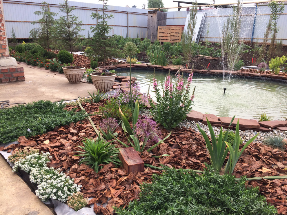 Садовый пруд с мостиком