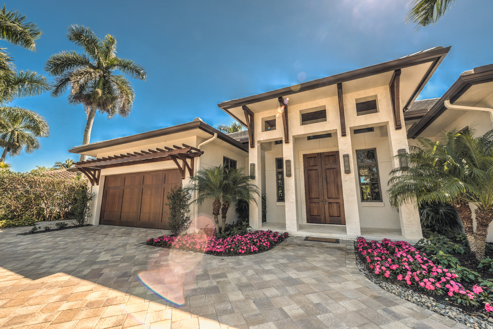 Design ideas for a transitional exterior in Miami.