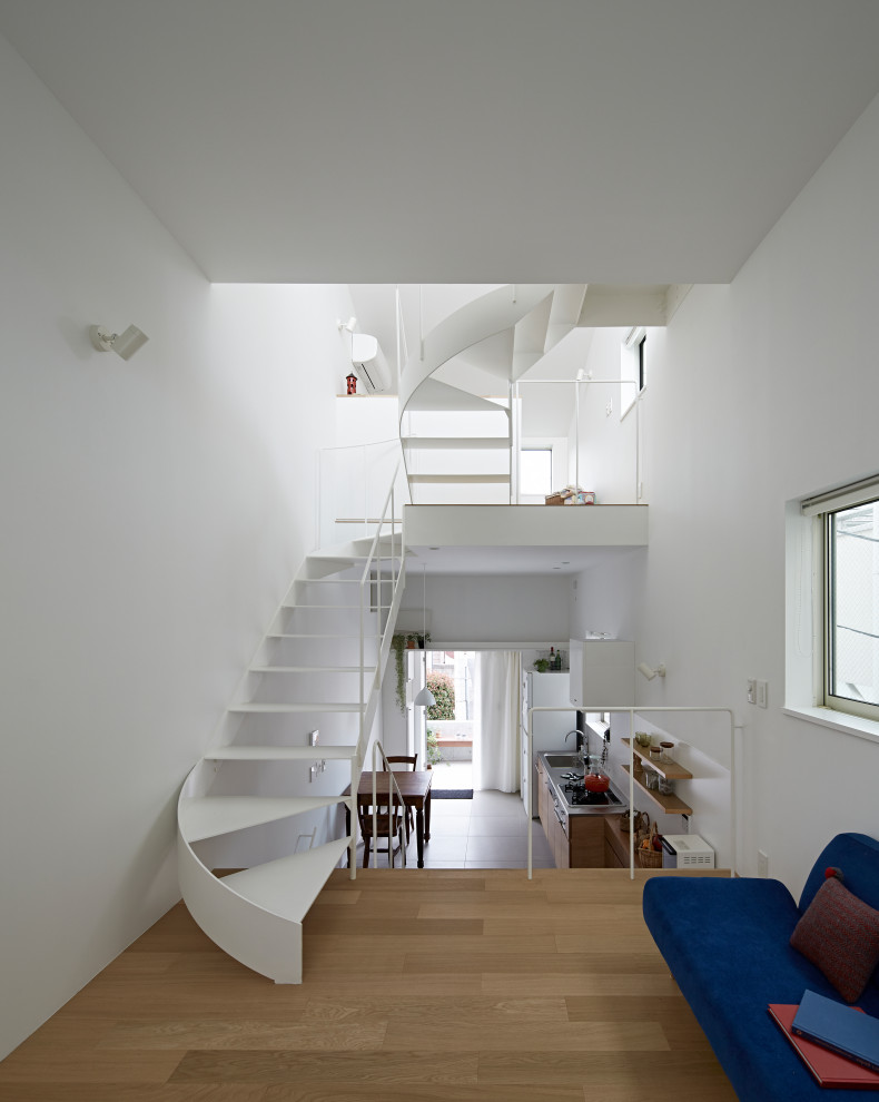 Идея дизайна: лестница в современном стиле с металлическими перилами без подступенок