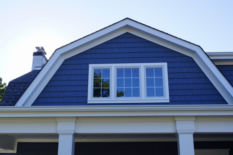 Exemple d'une petite façade de maison bleue bord de mer en bardeaux à un étage avec un toit de Gambrel, un toit en shingle, un toit noir et un revêtement en vinyle.