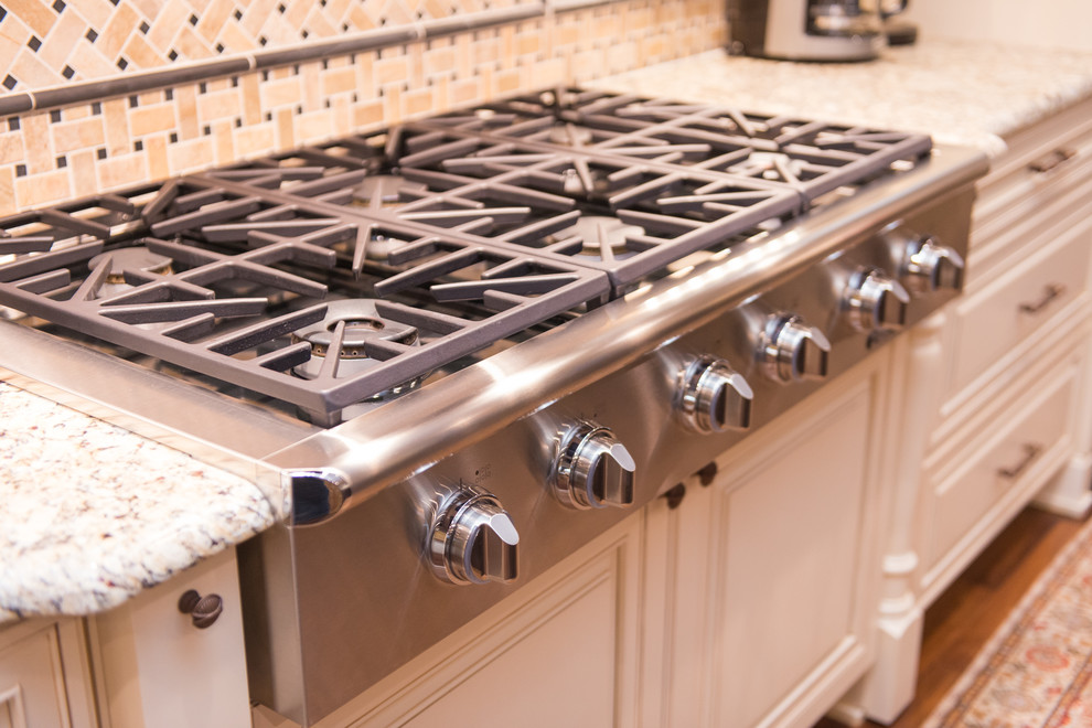 Example of a transitional kitchen design in Wilmington