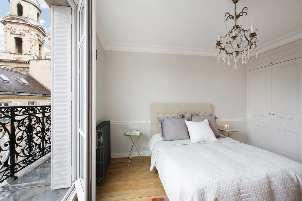 Inspiration for a mid-sized transitional master bedroom in Paris with white walls and medium hardwood floors.