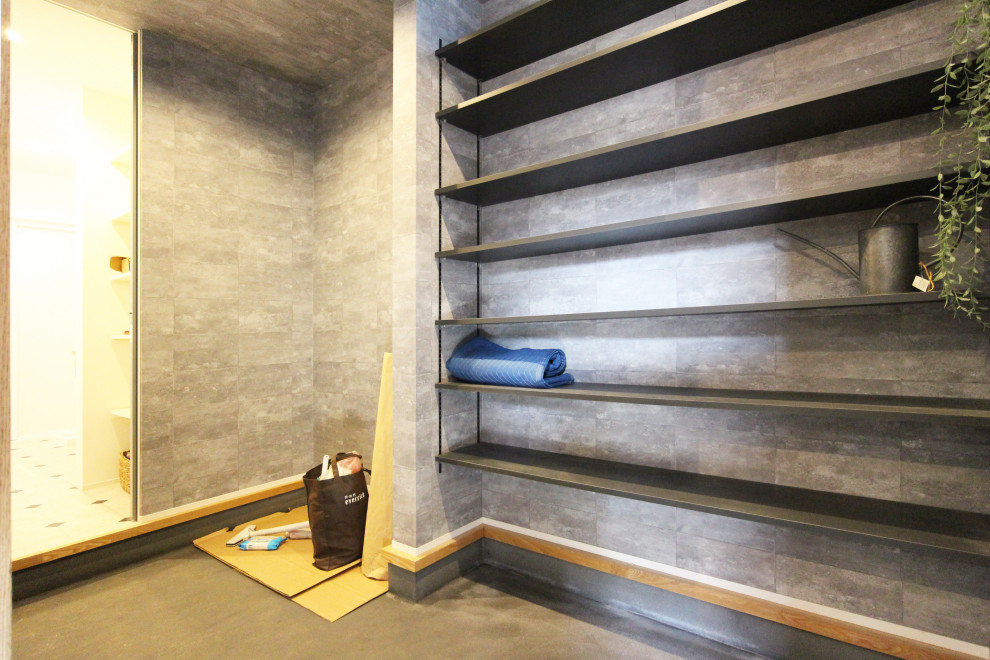 Esempio di un ingresso o corridoio minimalista di medie dimensioni con pareti grigie, pavimento in cemento, pavimento grigio, soffitto in carta da parati e carta da parati