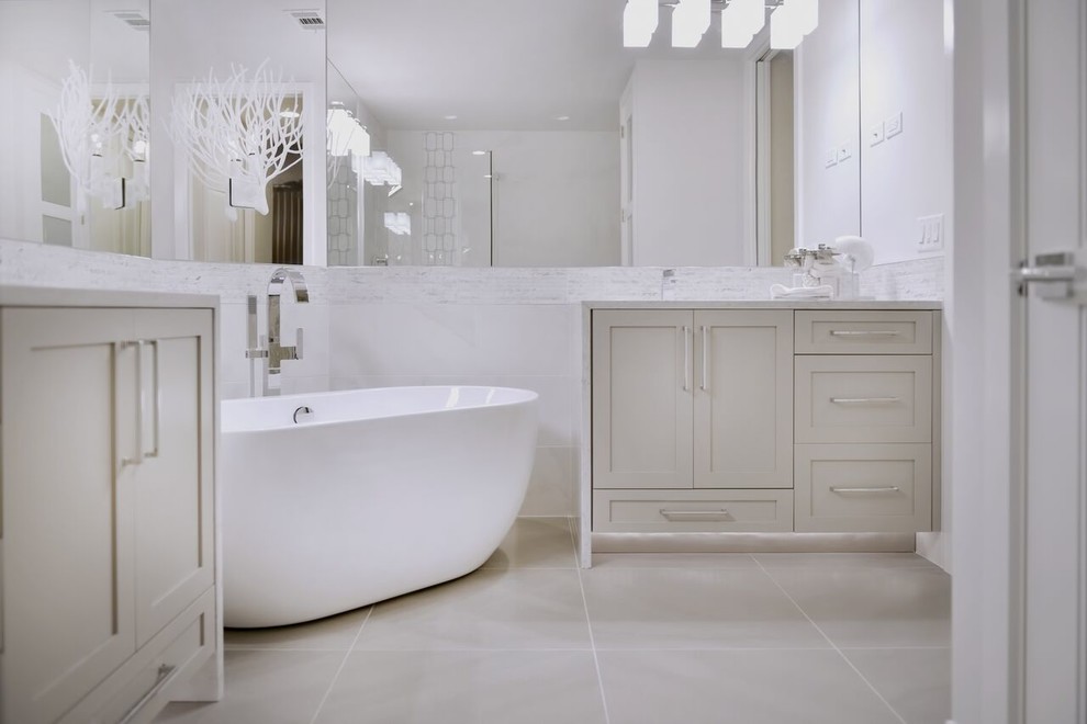 Mid-sized transitional master bathroom in Miami.