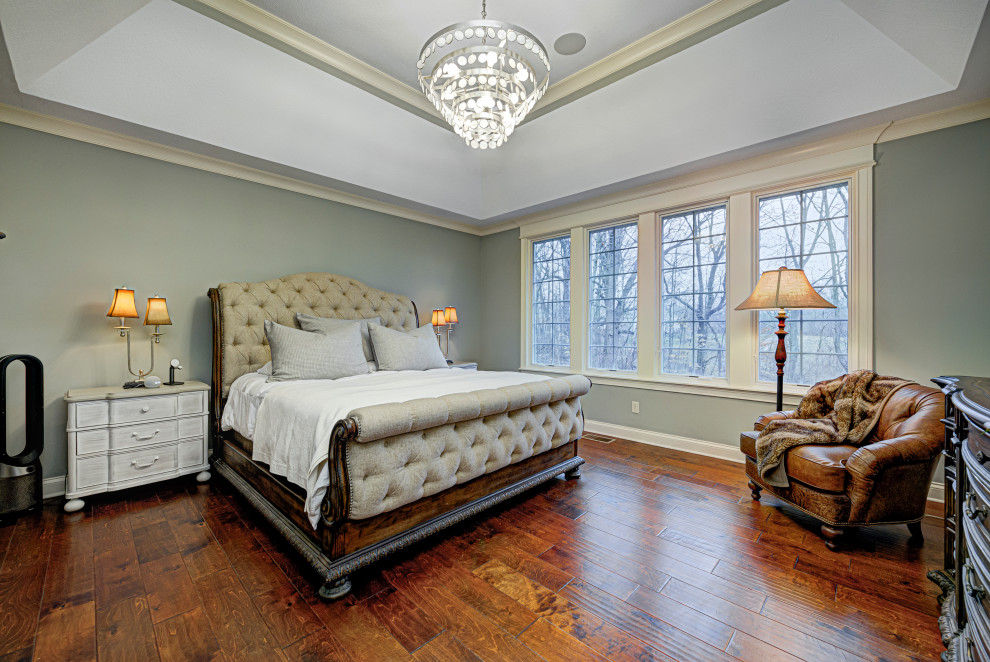 Mittelgroßes Modernes Hauptschlafzimmer mit grauer Wandfarbe, braunem Holzboden, braunem Boden und eingelassener Decke in Indianapolis