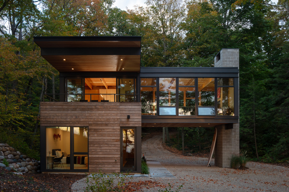 Idées déco pour une façade de maison bord de mer en bois à un étage avec un toit plat.