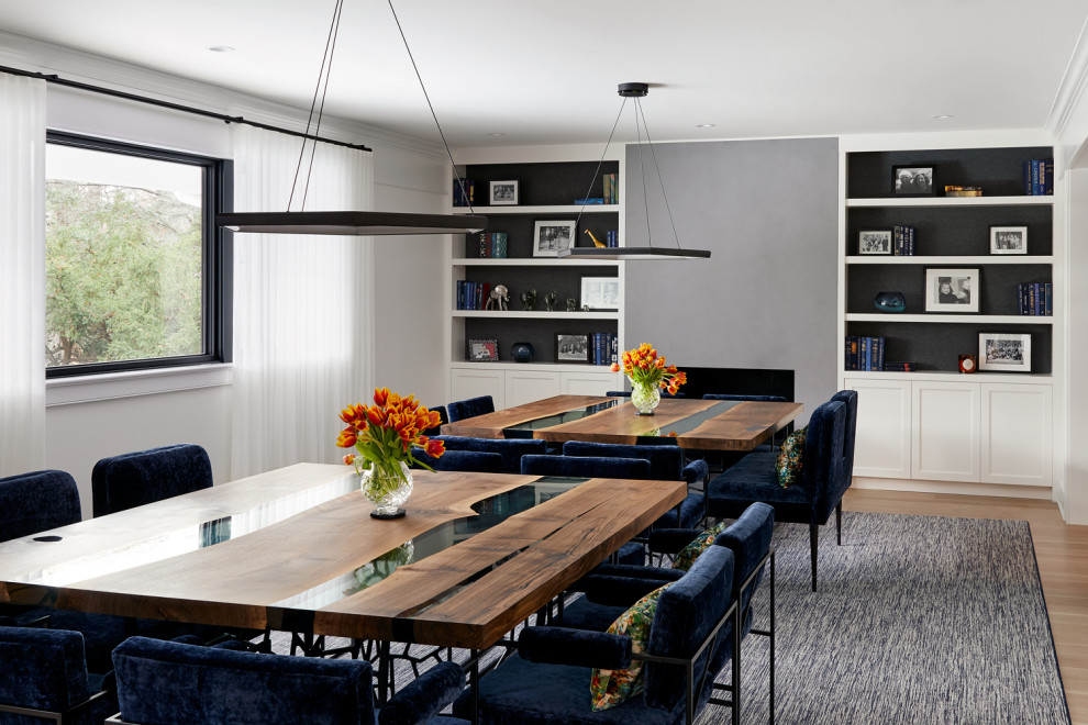 Esempio di una sala da pranzo minimalista chiusa e di medie dimensioni con pareti grigie, pavimento in legno massello medio e nessun camino