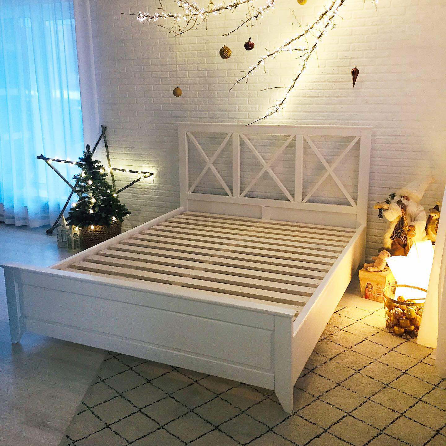 Белая кровать с перекрестиями