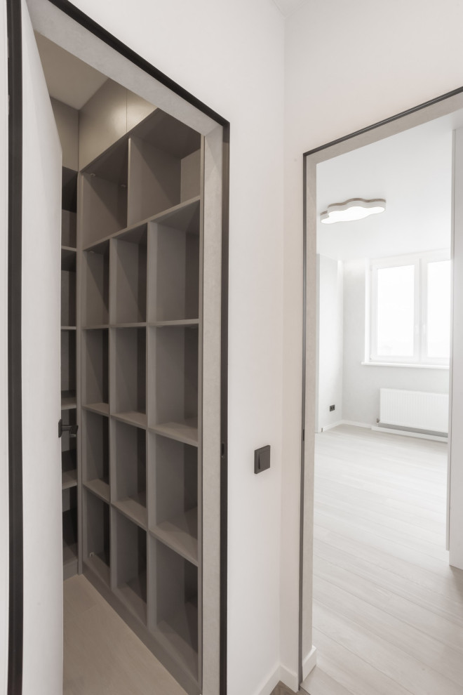 Idéer för små funkis walk-in-closets för könsneutrala, med grå skåp, öppna hyllor, laminatgolv och beiget golv