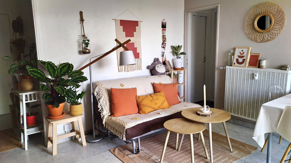 Mittelgroßes, Abgetrenntes Mediterranes Wohnzimmer ohne Kamin mit beiger Wandfarbe, Marmorboden, freistehendem TV und weißem Boden in Nizza