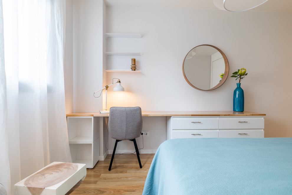 Ejemplo de dormitorio principal clásico renovado de tamaño medio con paredes blancas, suelo de madera en tonos medios y con escritorio