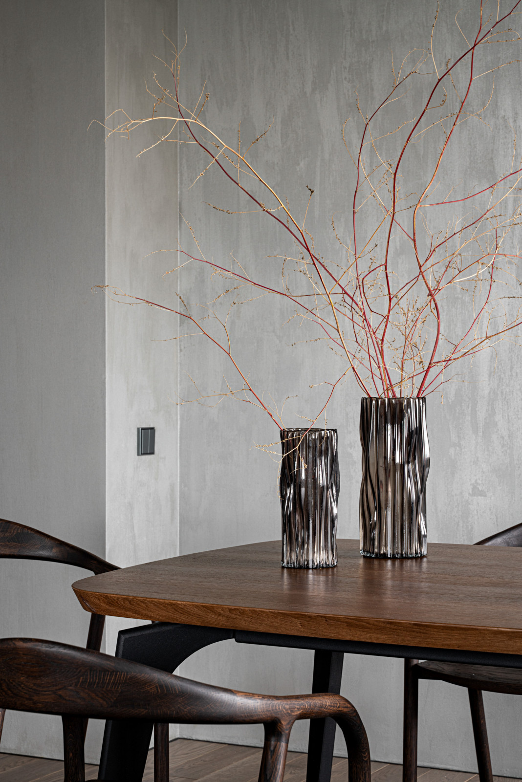 Бетонная квартира с ванной у окна