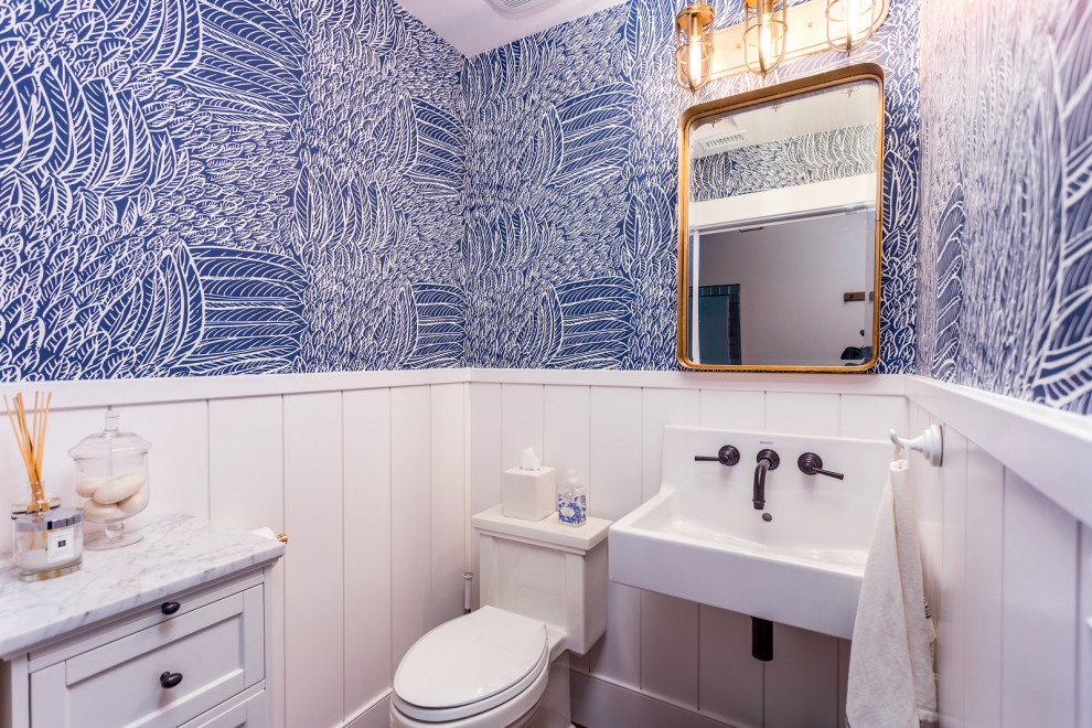 На фото: маленькая ванная комната в классическом стиле с синими стенами, темным паркетным полом и панелями на стенах для на участке и в саду