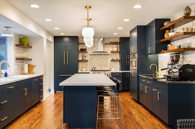 Transitional Navy Kitchen trendy-koekken