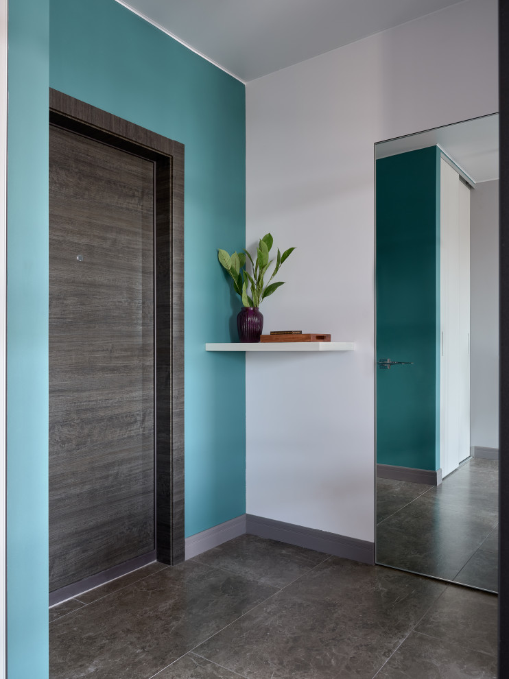На фото: маленькая входная дверь в стиле лофт с разноцветными стенами, полом из керамогранита, одностворчатой входной дверью, входной дверью из темного дерева и черным полом для на участке и в саду