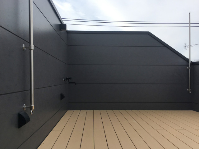 ととのいハウス moderno-balcone
