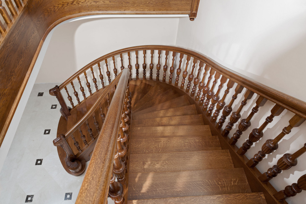 Gewendelte Klassische Treppe mit Holz-Setzstufen in Stuttgart