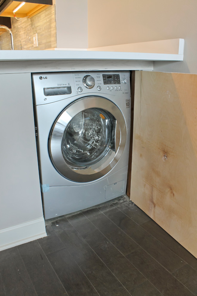 Photo of a contemporary laundry room in Chicago.