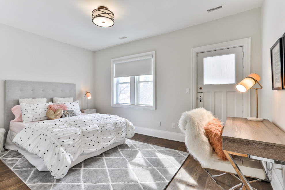 Inspiration for a transitional home design remodel in Toronto