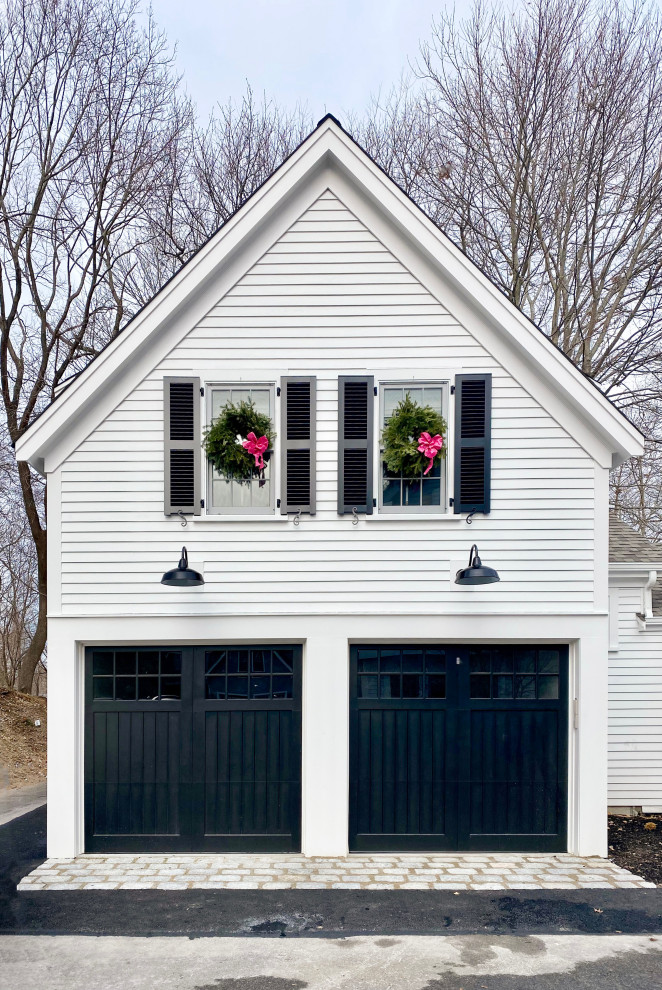 Aménagement d'une façade de maison blanche classique en bois et bardage à clin de taille moyenne et à un étage avec un toit à deux pans, un toit en shingle et un toit gris.