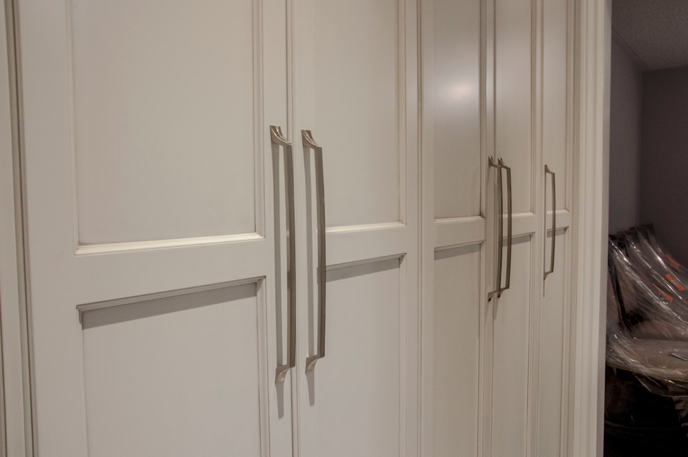 Transitional kitchen photo in Toronto