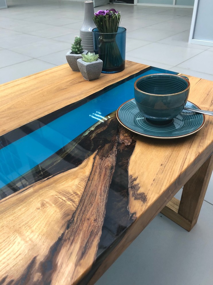 Журнальный стол-река из Акации