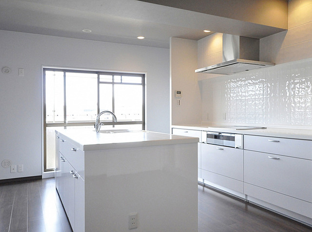 対面式のアイランド 型のキッチン 大阪府豊中市 Moderne Faubourg De Tokyo Par Lixil Kitchen リクシル キッチン Houzz