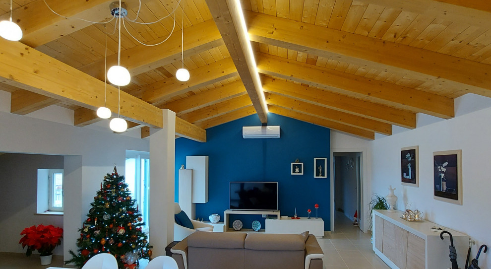 Стильный дизайн: двухуровневая гостиная комната среднего размера в современном стиле с синими стенами, полом из керамогранита, телевизором на стене, белым полом и деревянным потолком - последний тренд