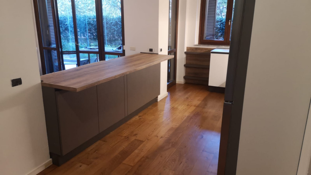 Cucina Utopia Bianco/Piombo con Top Hpl/Rovere Tabià