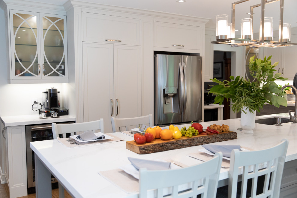 Inspiration for a transitional kitchen remodel in Toronto