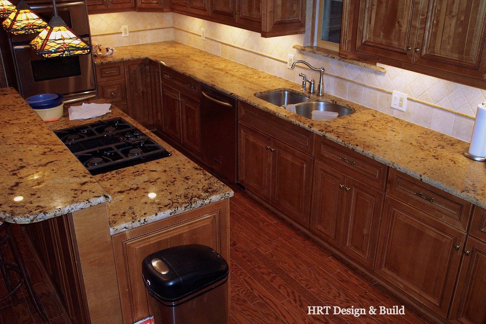 Example of a mountain style home design design in Dallas