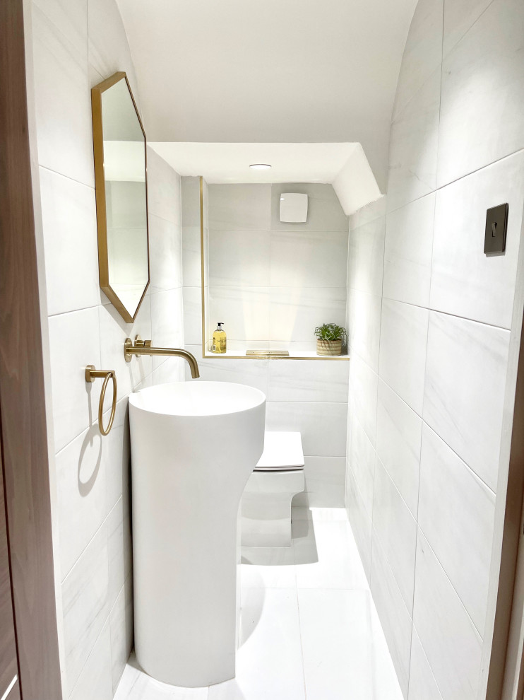 Idee per un piccolo bagno di servizio minimalista con ante bianche, WC monopezzo, piastrelle bianche, piastrelle in gres porcellanato e mobile bagno freestanding