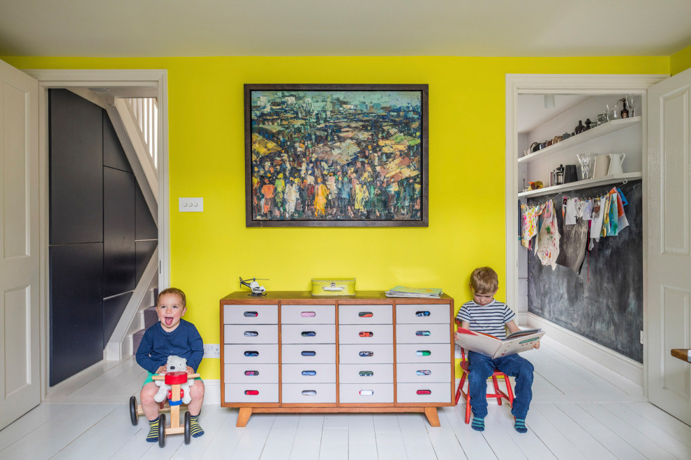 Foto på ett mellanstort funkis könsneutralt barnrum kombinerat med lekrum, med gula väggar, målat trägolv och vitt golv