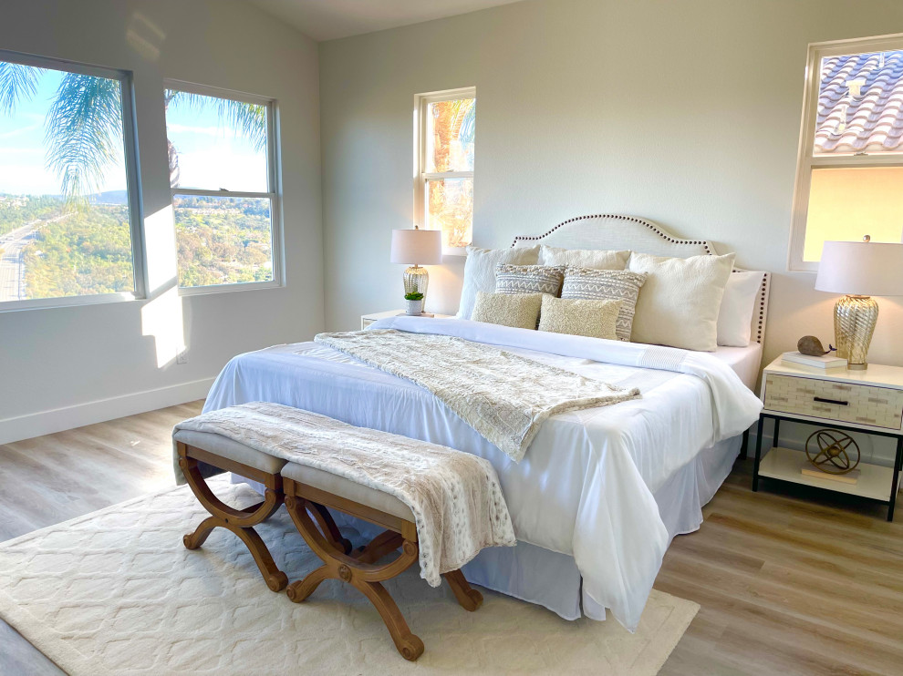 Imagen de dormitorio principal contemporáneo grande con paredes blancas, suelo de madera clara y suelo gris
