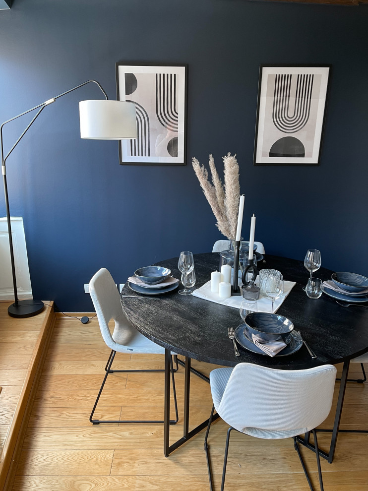 Пример оригинального дизайна: гостиная-столовая среднего размера в стиле неоклассика (современная классика) с синими стенами, светлым паркетным полом, желтым полом и балками на потолке без камина