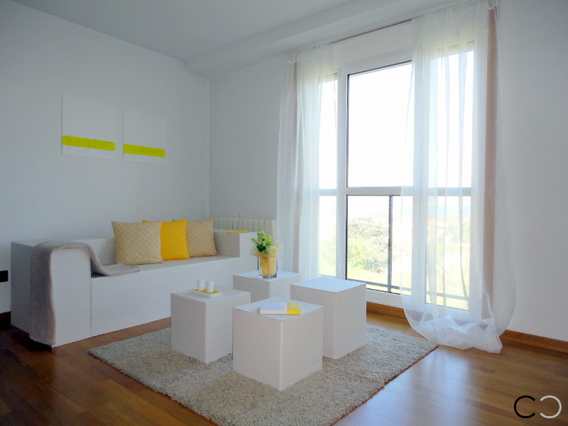 Modelo de salón moderno pequeño sin chimenea con paredes blancas y suelo de madera en tonos medios
