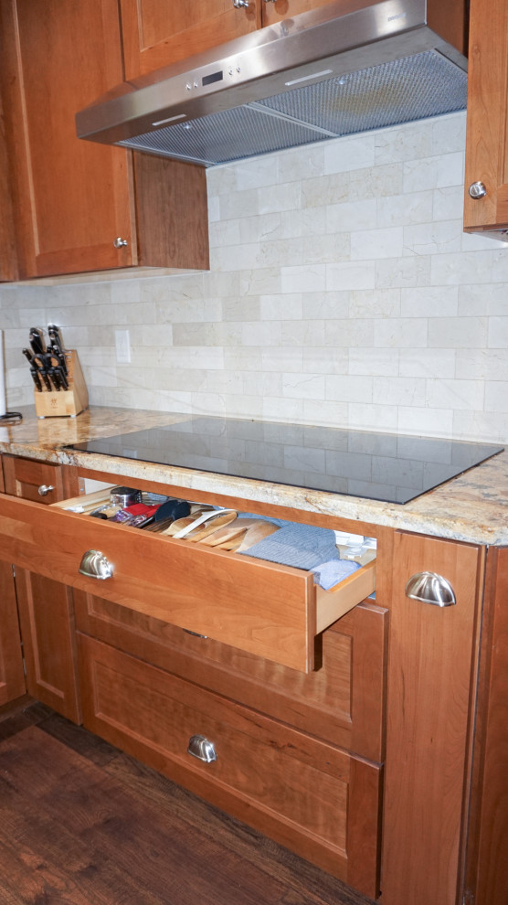 Enclosed kitchen - mid-sized u-shaped laminate floor enclosed kitchen idea with a double-bowl sink, recessed-panel cabinets, medium tone wood cabinets, granite countertops, beige backsplash, ceramic backsplash, stainless steel appliances and an island