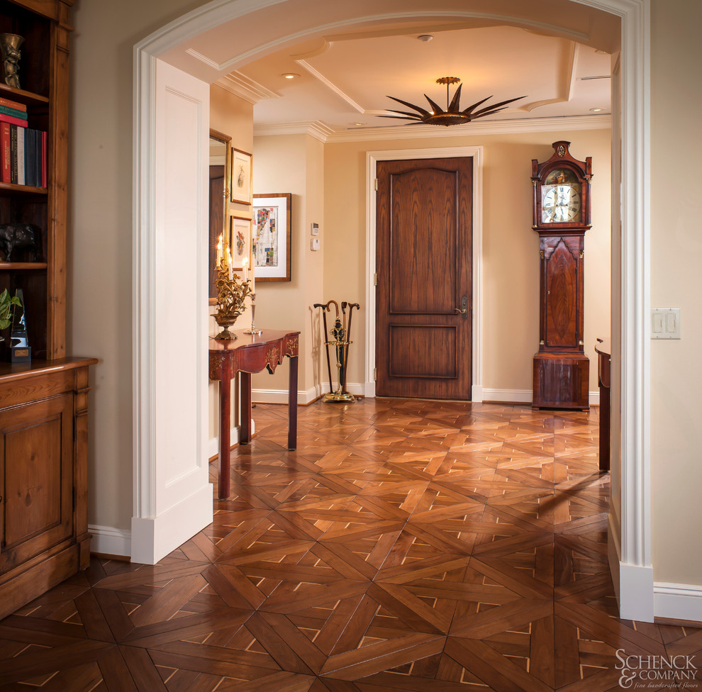 Design ideas for a traditional entryway in Houston.