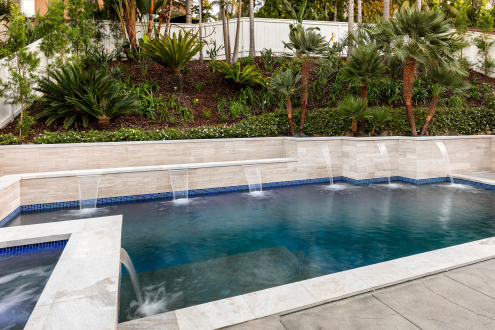 Idées déco pour une piscine arrière moderne de taille moyenne et rectangle avec un bain bouillonnant et une dalle de béton.